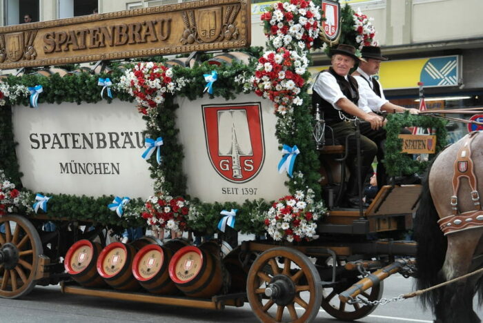 Oktoberfest Shuttle Service - mit Limousine zum Einzug der Wiesnwirte