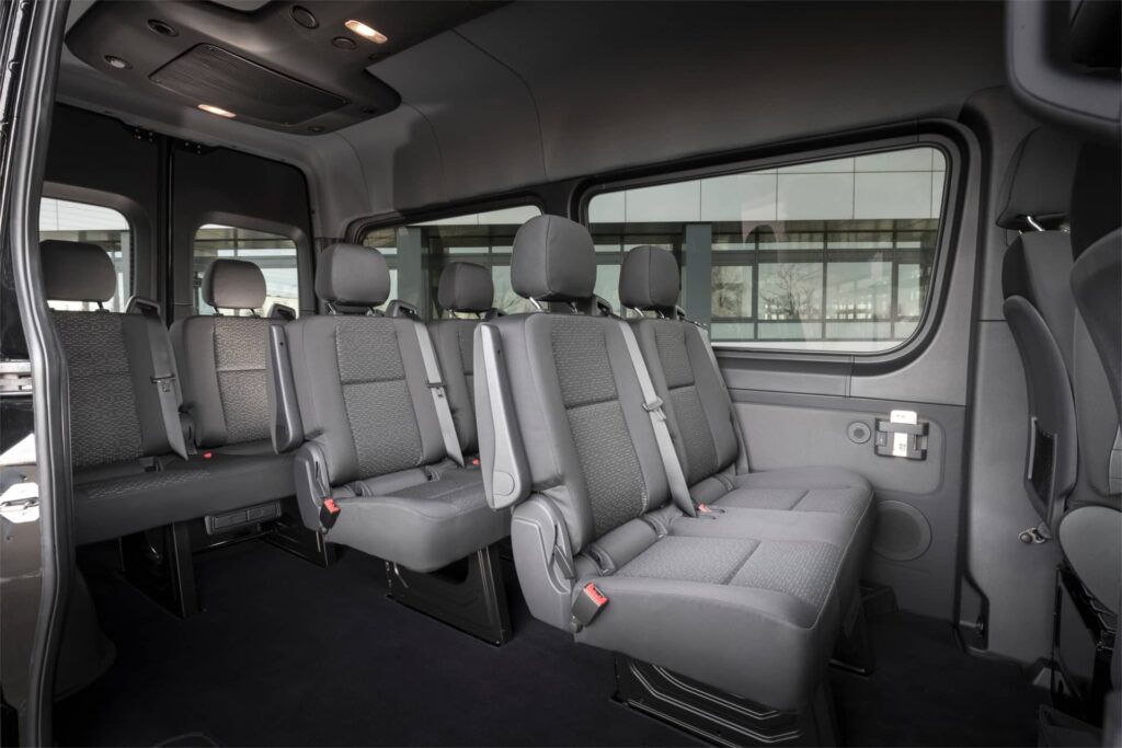 Luxus Minibus mieten 8-Sitzer in München mit viel Platz für kleine Gruppen