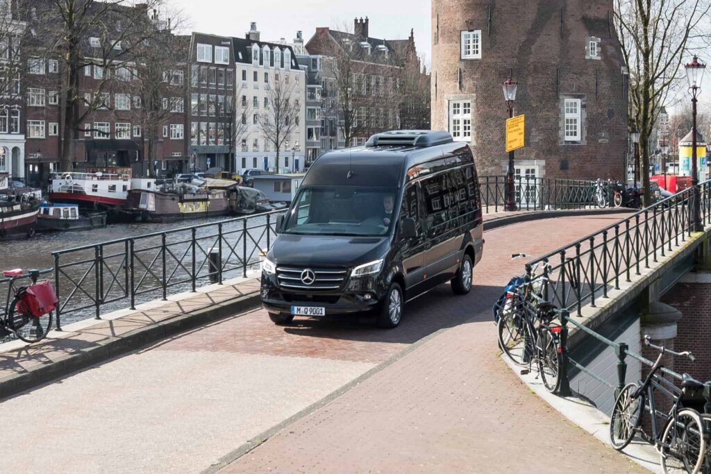 Luxus Minibus mieten 8-Sitzer in München Mercedes Benz beim Sightseeing