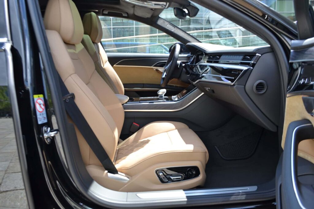 Audi A 8 Langversion mieten mit Chauffeur Luxusaustattung mit Ledersitzen