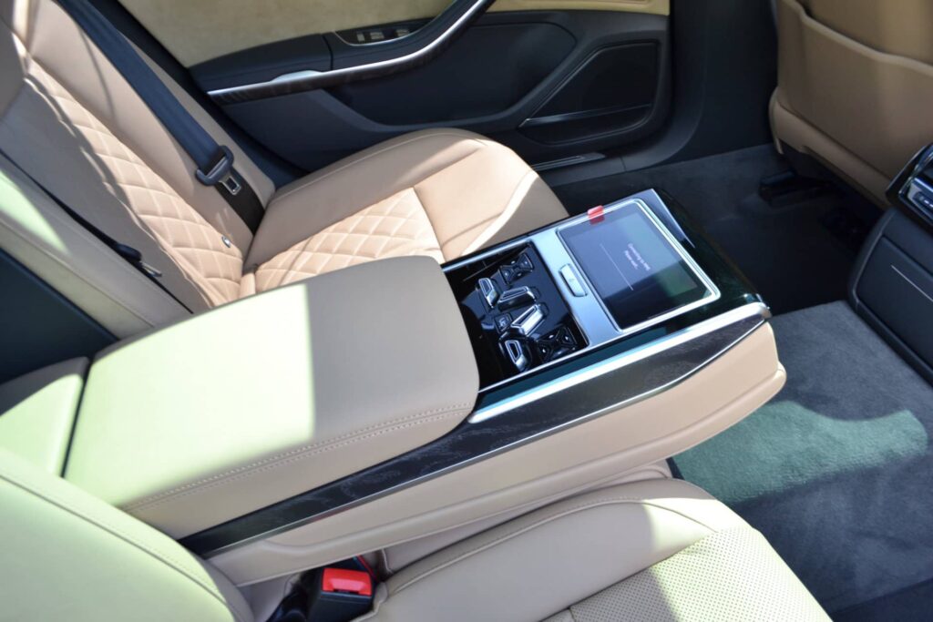 Audi A 8 Langversion Quattro mieten in München