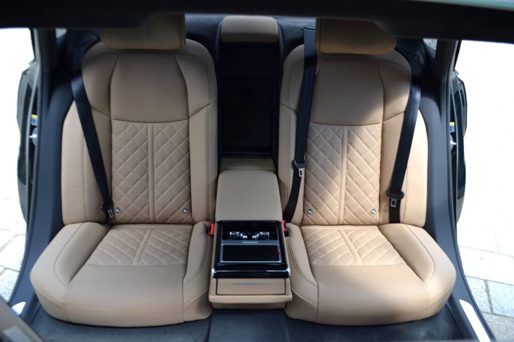 Audi A 8 Langversion Quattro mieten in München - Fahrgastbereich