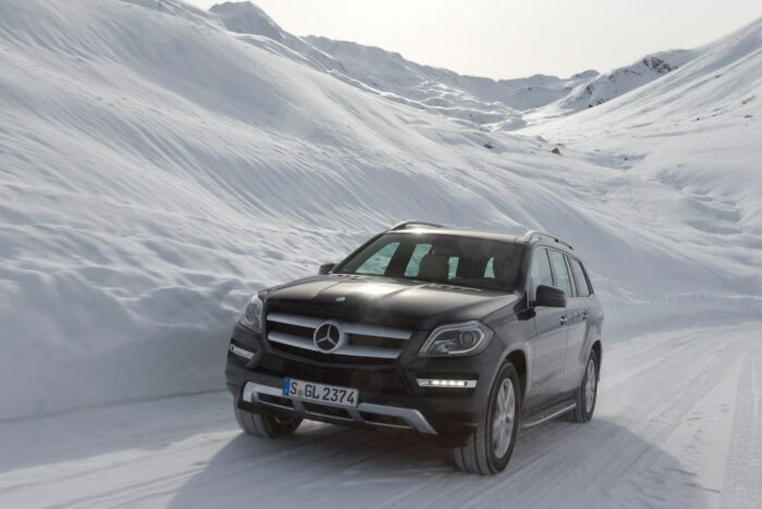 SUV Shuttle in die Ski Gebiete mit Limousine und Chauffeur mit Geländewagen zur Hütte