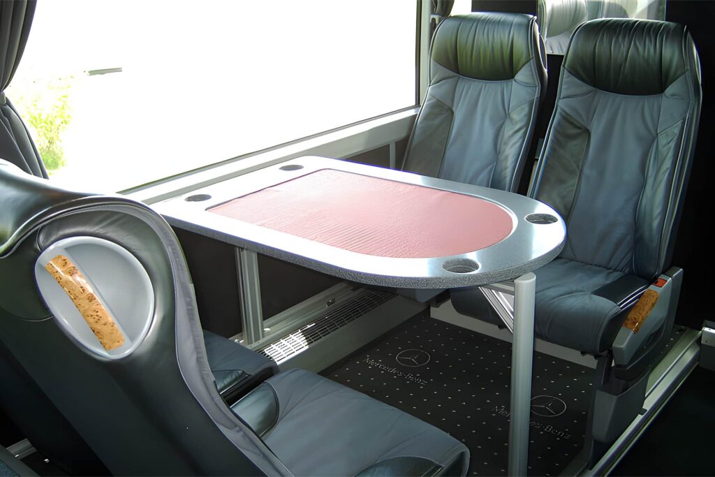 Luxus Reisebus VIP Liner mieten München für 24 Personen mit Tischen und face 2 face