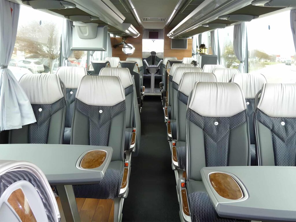 Luxus Reisebus für 34 Personen mieten mit Ledersitzen und 3 Clubtischen