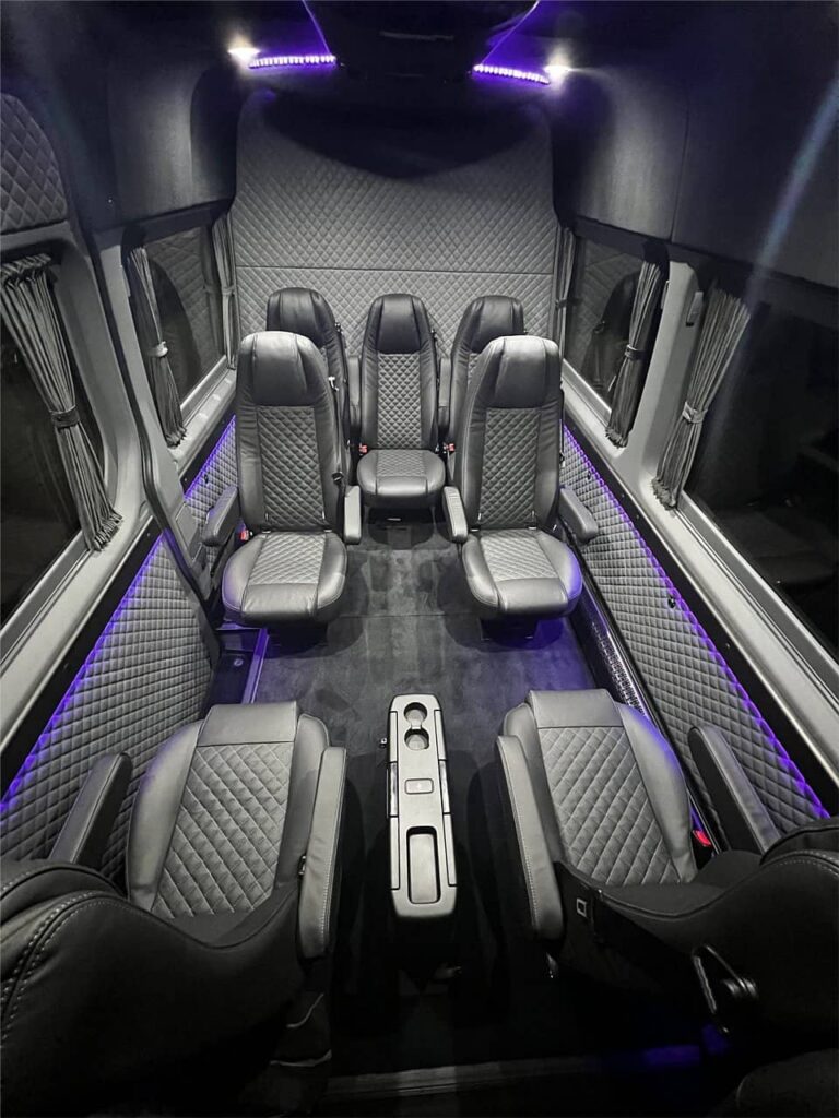 Luxus Sprinter Kleinbus mit Fahrer
Mercedes Benz Jet-Van mit Captain Chair Sitzen