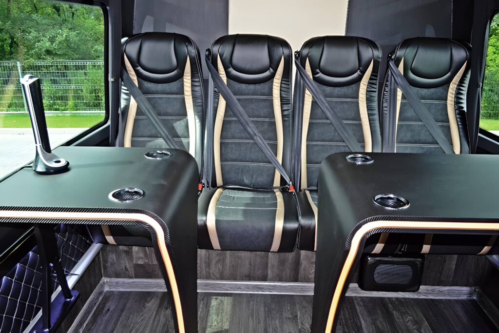 Luxus Kleinbus mieten 16-Sitzer mit mit face 2 face Tischen - vis a vis