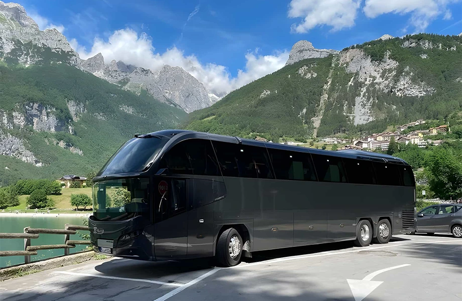 Luxus Reisebus mieten München für 27 Personen VIP Liner Bus Konferenzbus