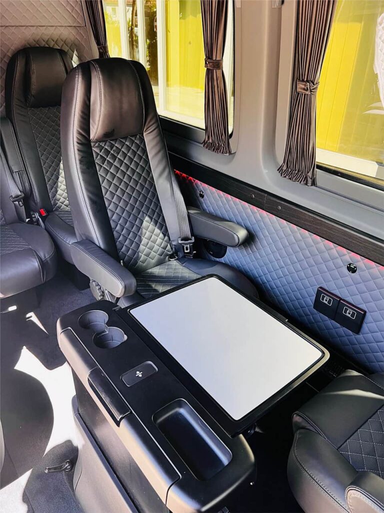 Luxus Sprinter Kleinbus mit Fahrer
Mercedes Benz Jet-Van mit Tisch