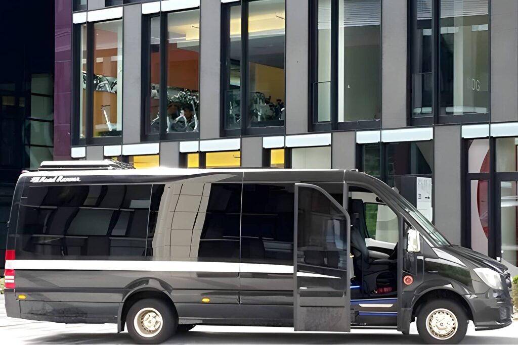 Mercedes Benz Luxus Kleinbus mieten für 16 Personen mit Fahrer in München