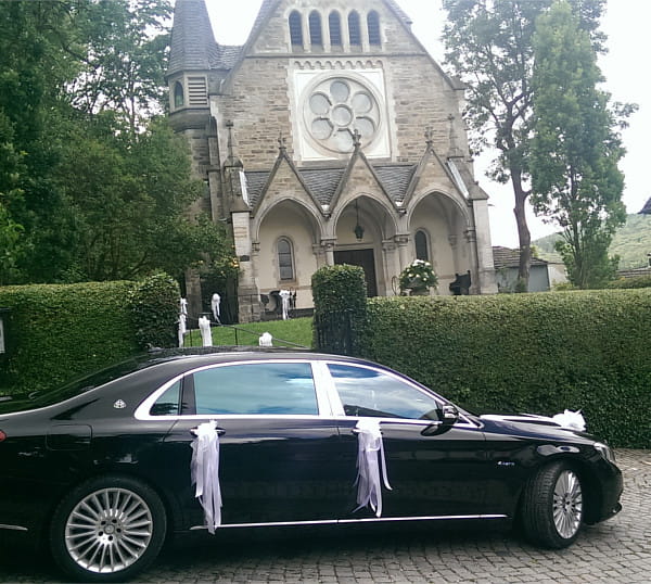 With our wedding limousines with chauffeur to the church